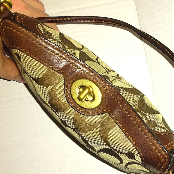 ☆Fabulous EUC COACH Signature Large Capacity Turnlock Baguette/Wristlet ☆ - Picture 11 of 16